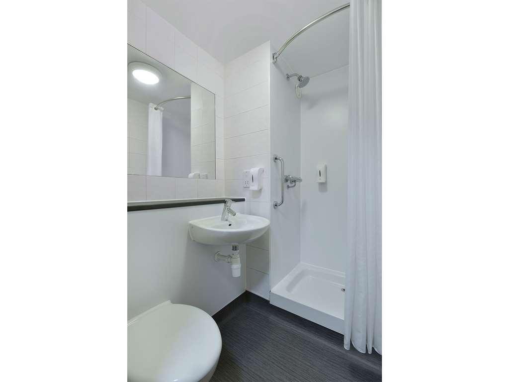 Travelodge London Feltham Szoba fotó