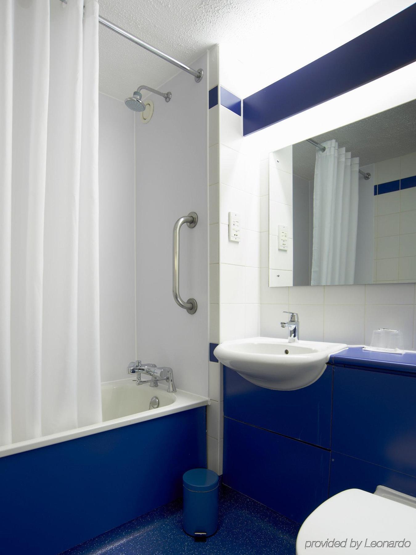 Travelodge London Feltham Kültér fotó