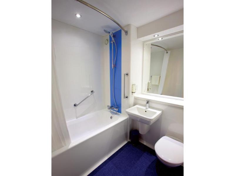 Travelodge London Feltham Kültér fotó